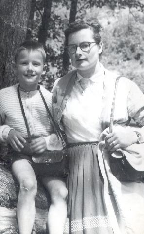 4_glucklich_mit_mama_1959.jpg